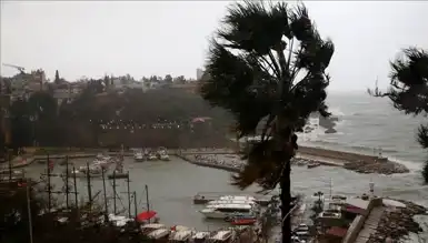 Akdeniz'de Kuvvetli Fırtına Uyarısı!