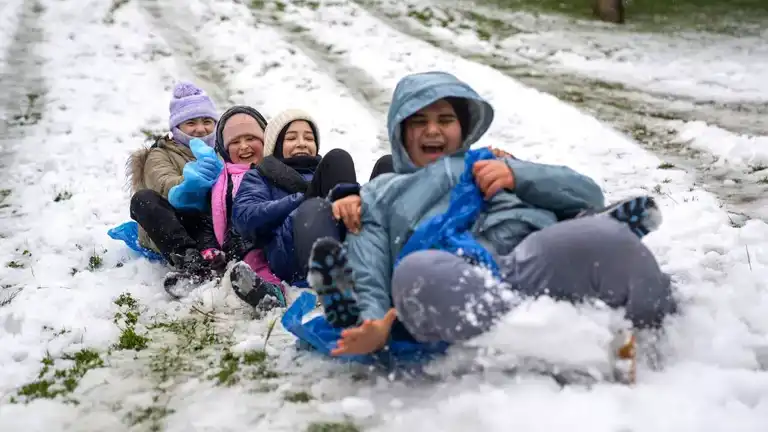 İstanbul'da Yarın Okullar Tatil: Kar Yağışı Etkisini Sürdürüyor